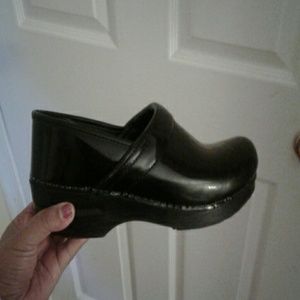 Patent leather Danskos